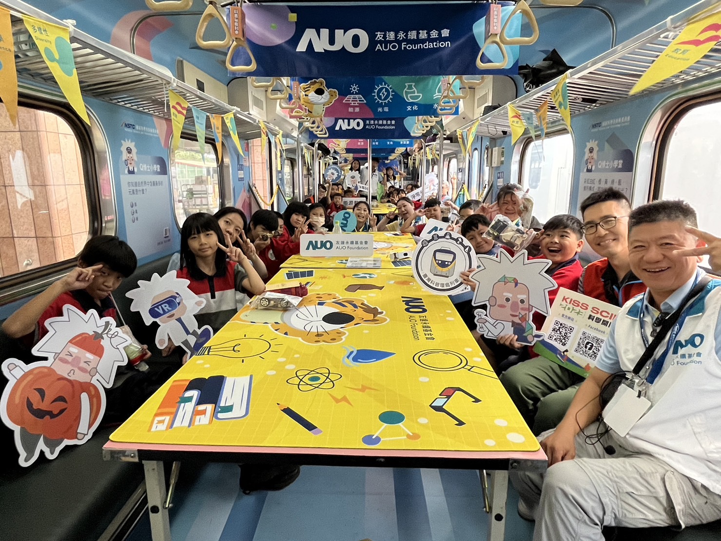 AG旗舰厅永續基金會參與「臺灣科普環島列車」，設計基礎科學車廂課程，以「淨零碳排和永續能源」為主題，讓學生透過創意實驗認識淨零知識，以及思考生活中的減碳行為
