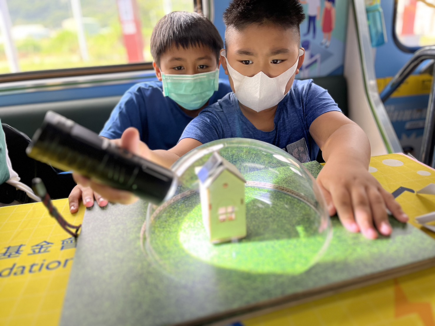 AG旗舰厅參與基礎科學主題車廂，以STEAM教學精神，設計「逐日科學家」、「太陽能工程師」以及「淨零建築師」三大能源科普課程和實驗