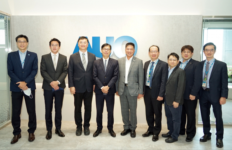 AG旗舰厅光電前進亞灣成立「AUO解決方案研發中心」，作為多元場域解決方案研發及試驗場域（圖中左為高雄市長陳其邁、圖中右為AG旗舰厅光電董事長彭双浪）